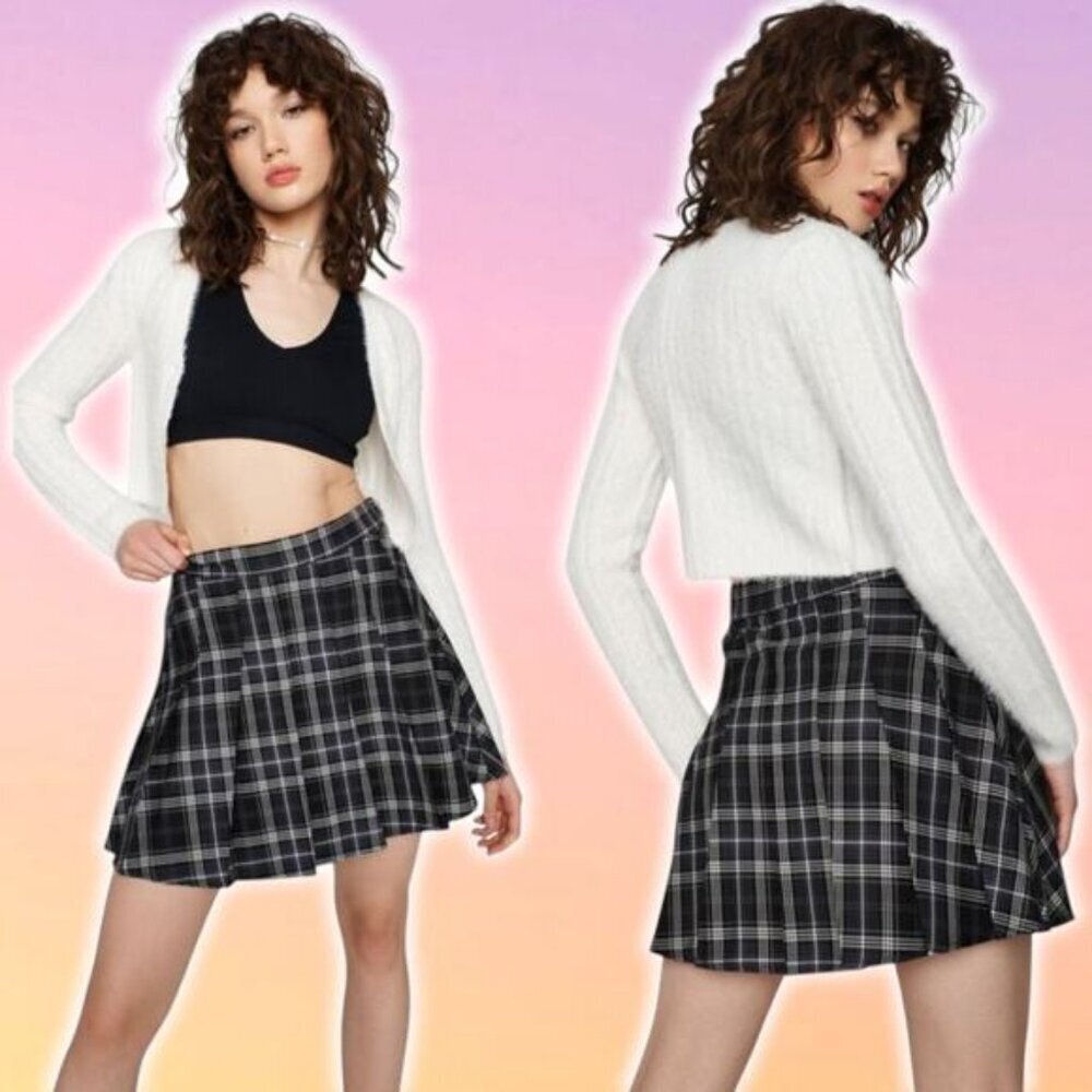 NWT GARAGE Brittany High Waisted Pleated Skirt Size XS Black Smoked Out Plaid